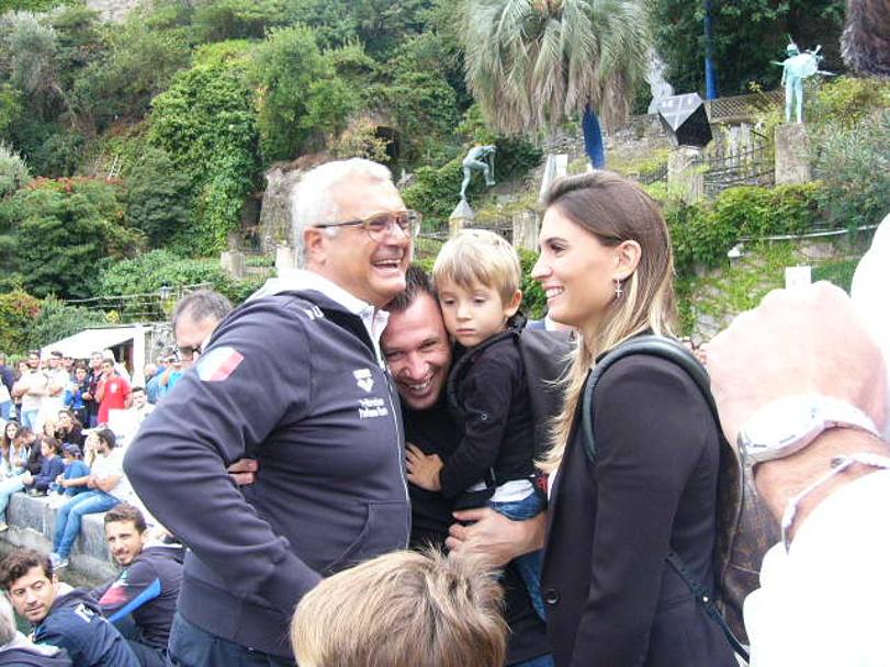 Antonio Cassano con il c.t. Sandro Campagna, la moglie e i figli. Borsarelli